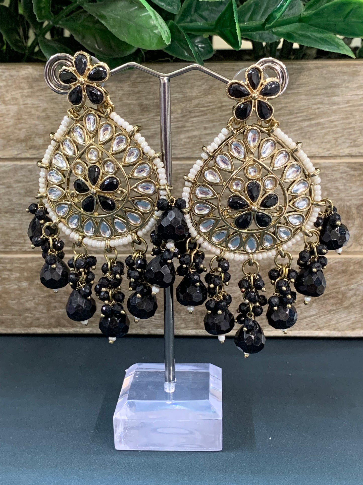 Aaravi kundan earring black