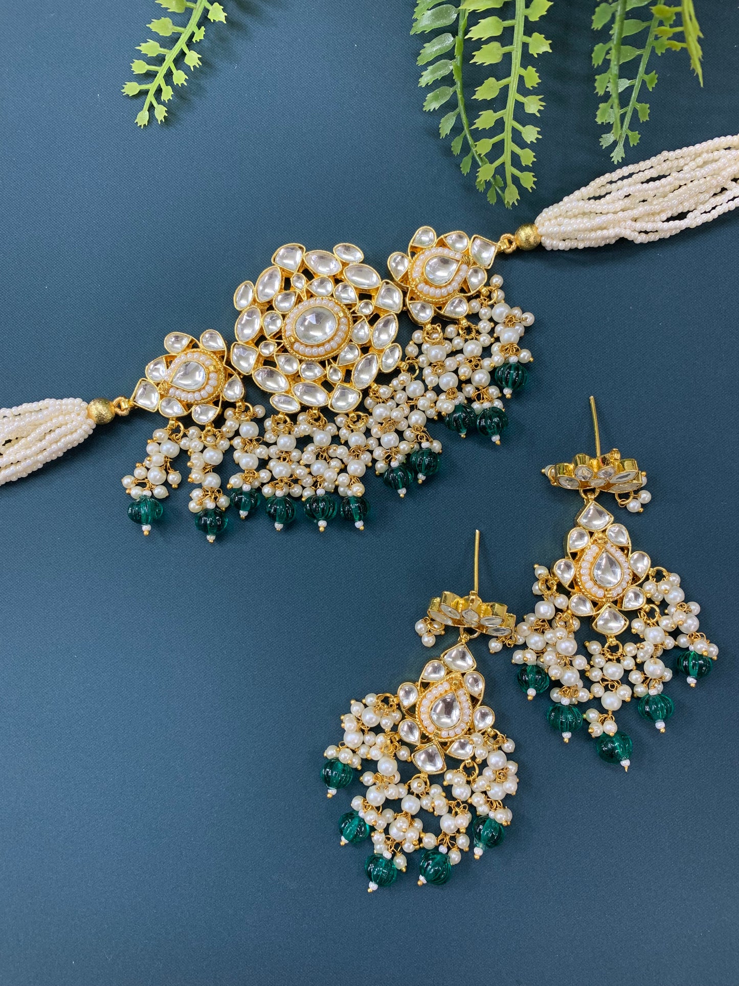 Maisha pachi kundan choker in gold / teal green