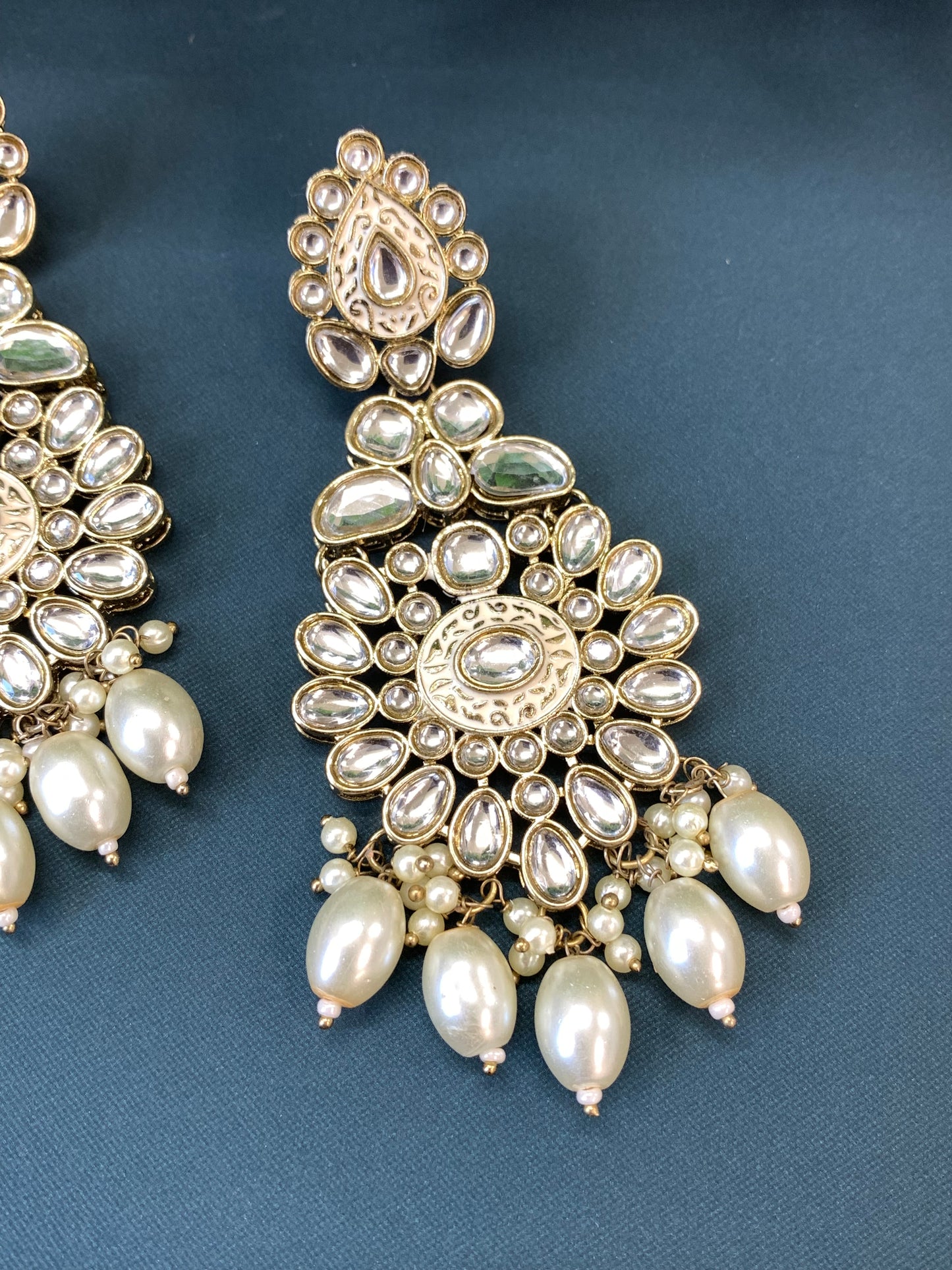 Piyu kundan fashion chandbali style earring set gold / pearl / white