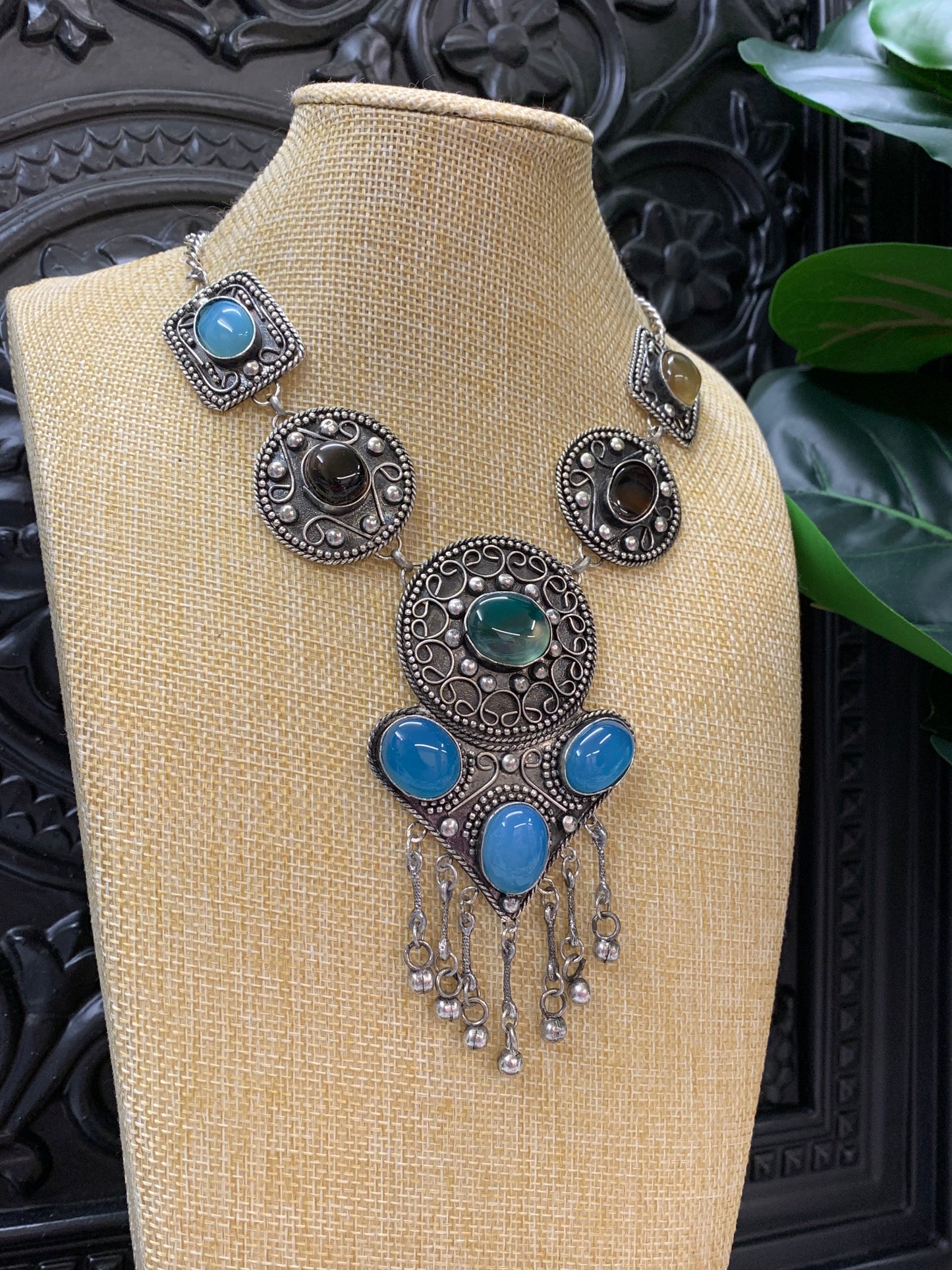 Black metal oxi with natural stone setting