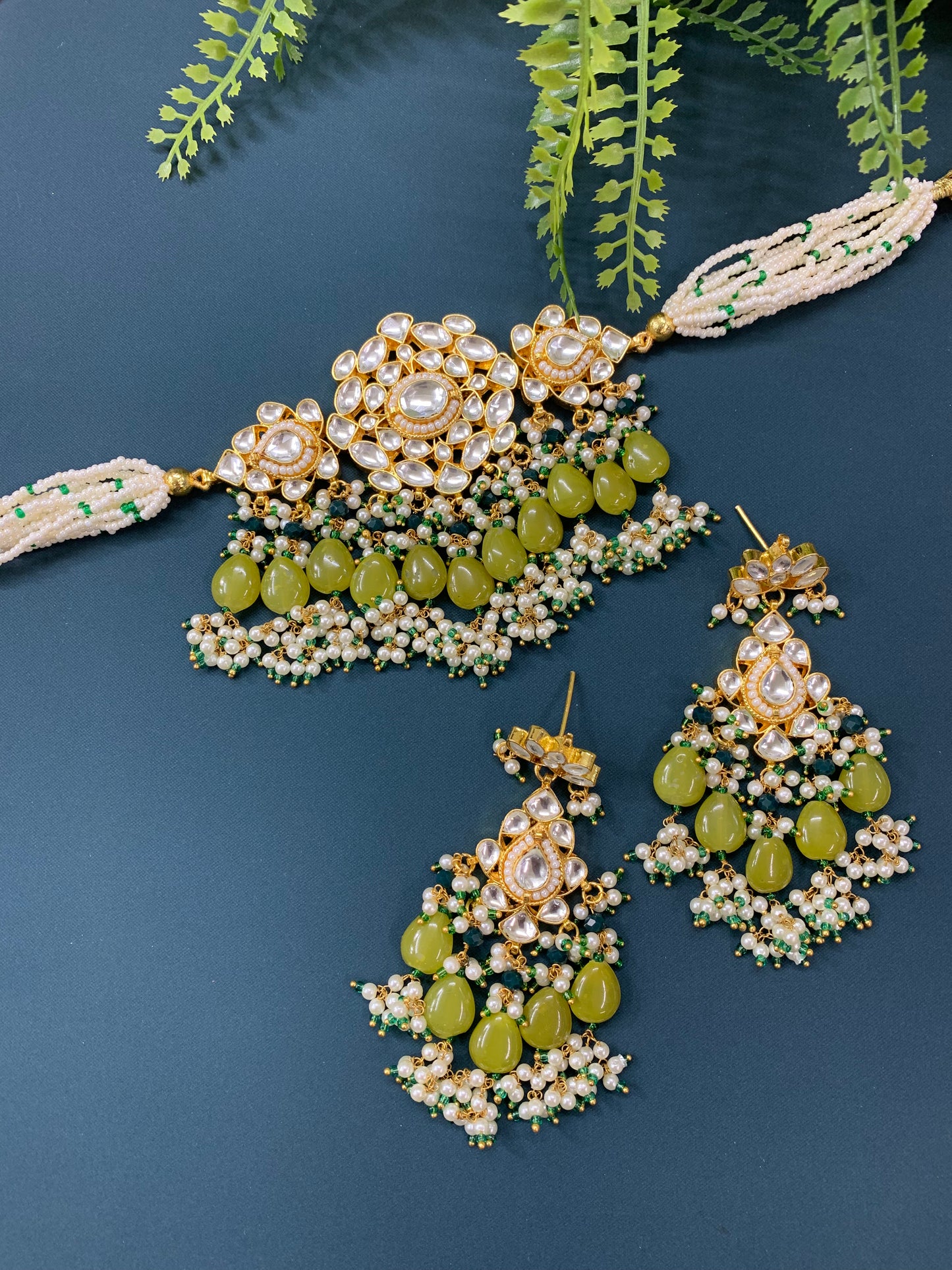Maisha pachi kundan choker in gold / olive / mahendi green