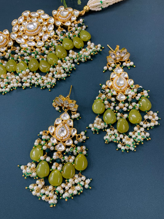 Maisha pachi kundan choker in gold / olive / mahendi green