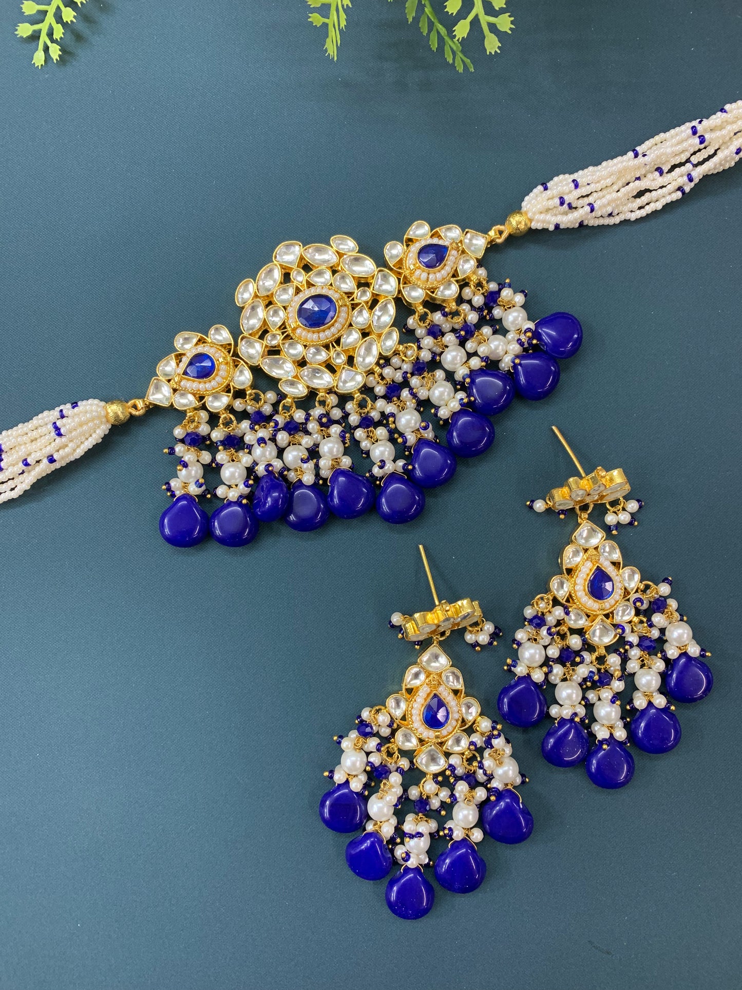 Maisha pachi kundan choker in gold / navy blue