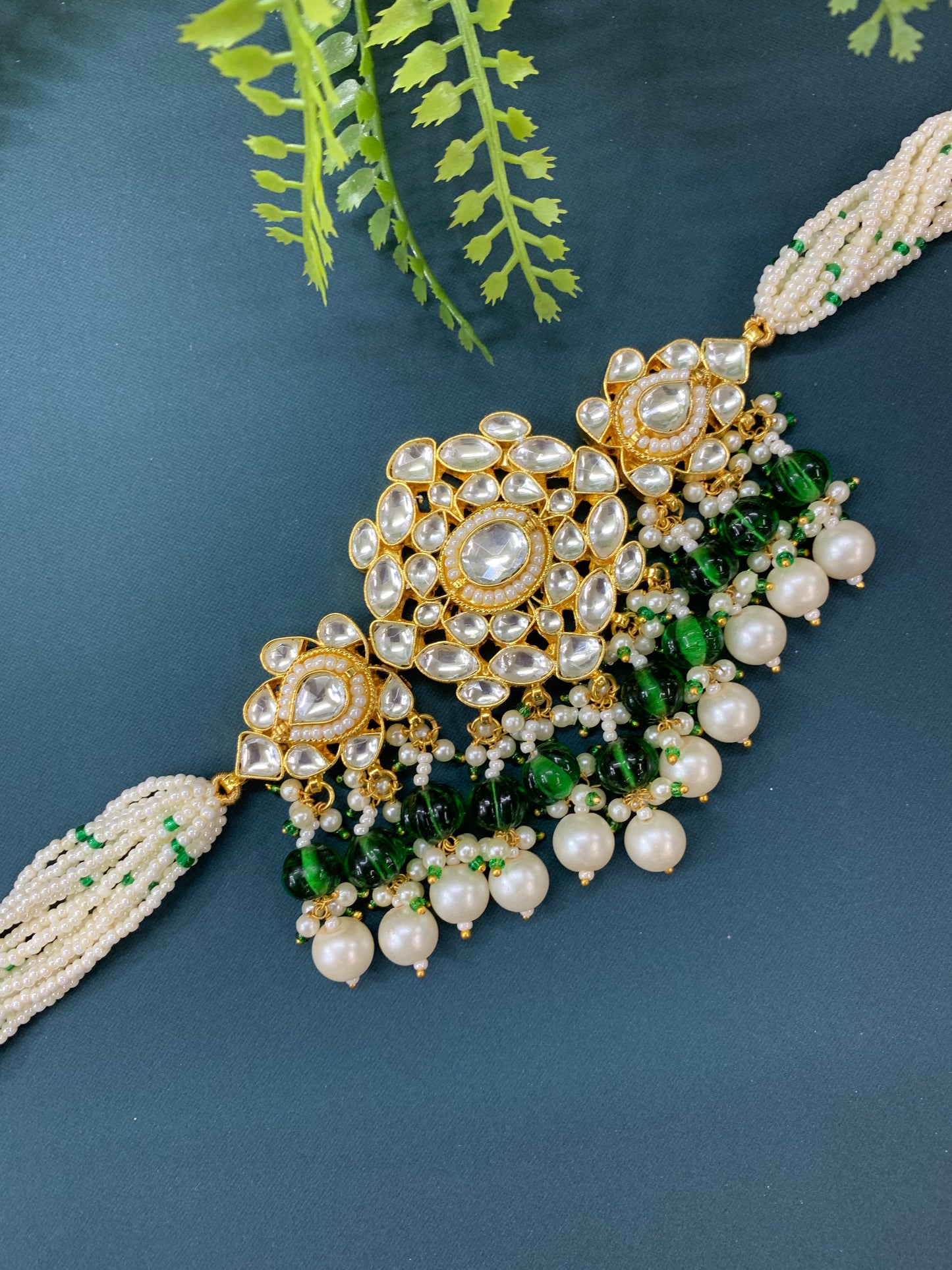 Maisha pachi kundan choker in gold / emerald green