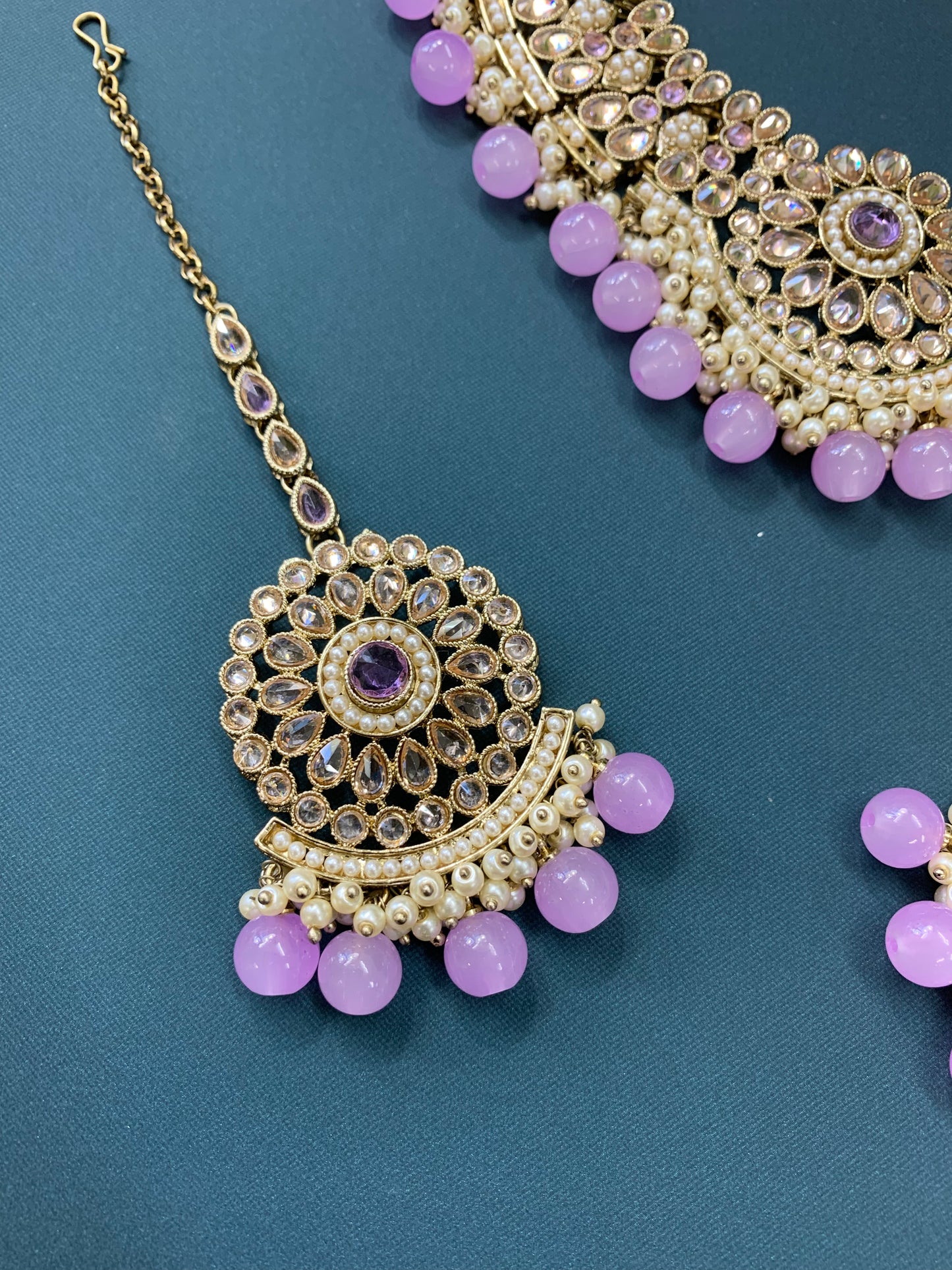 Boruna polki necklace with chandbali in lavender / lilac