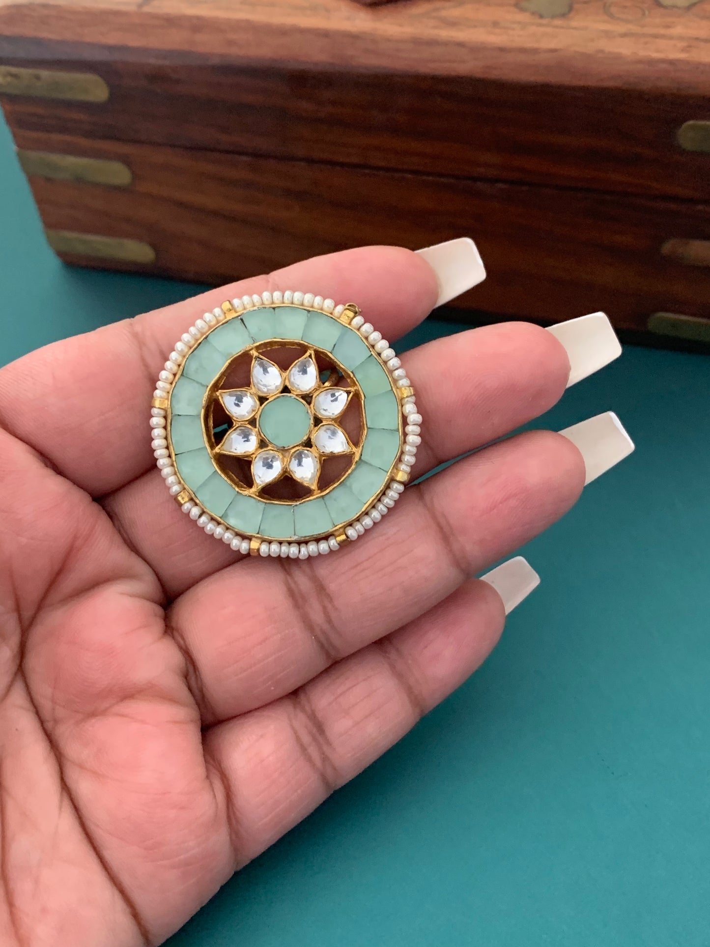 Kriti pachi kundan ring mint