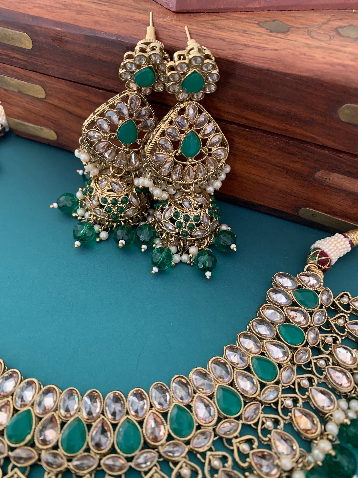 Ravina polki choker in emerald green