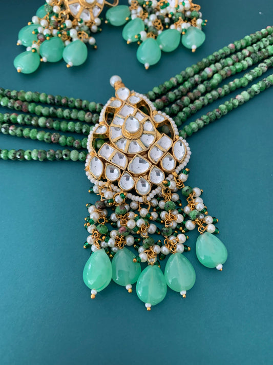 Pachi medium / small choker in pistachio green