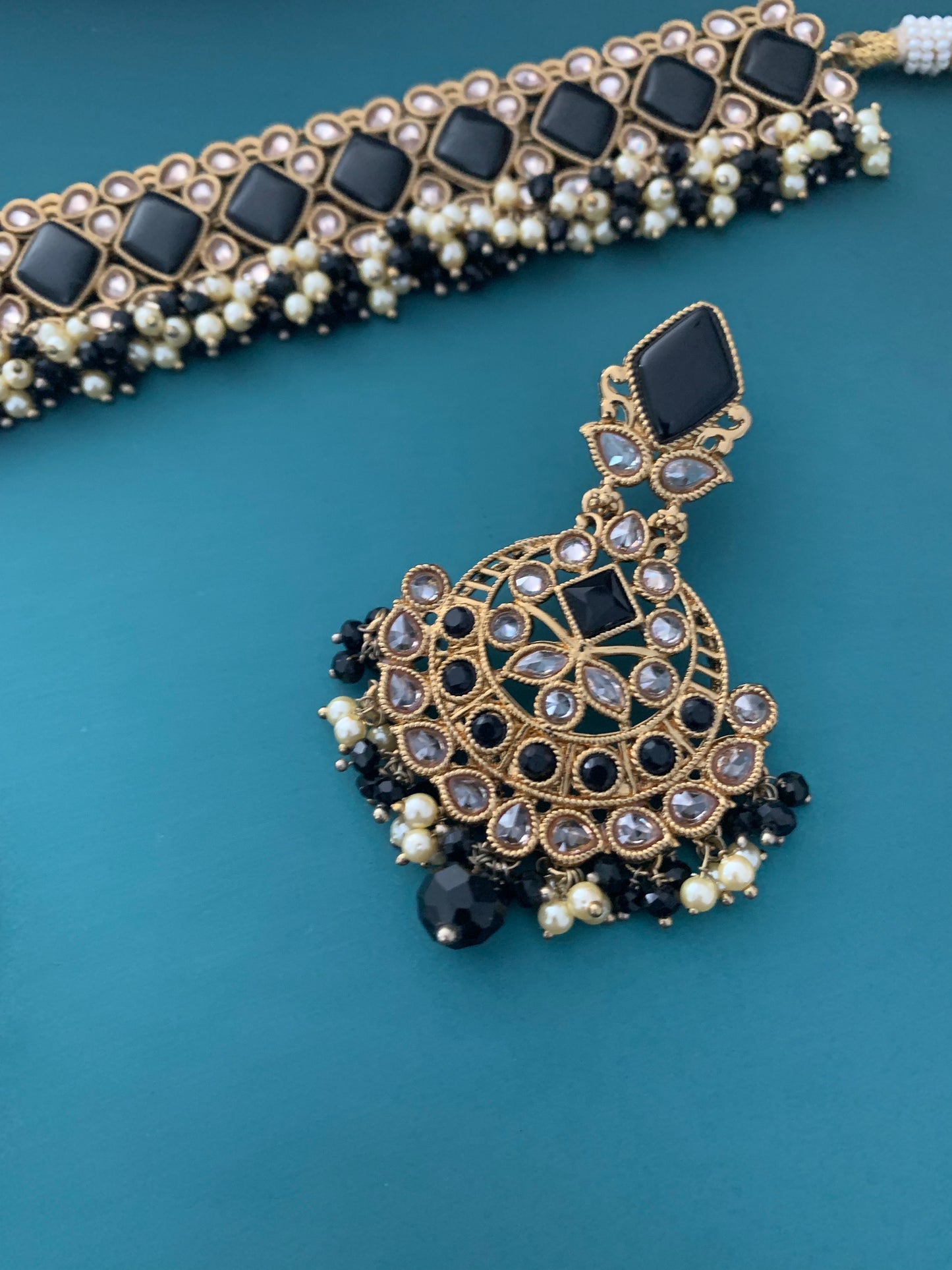 Nikki polki choker in black