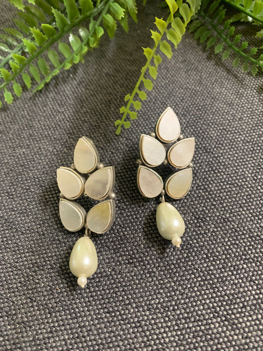 Black metal oxi mop (mother of pearl) earring