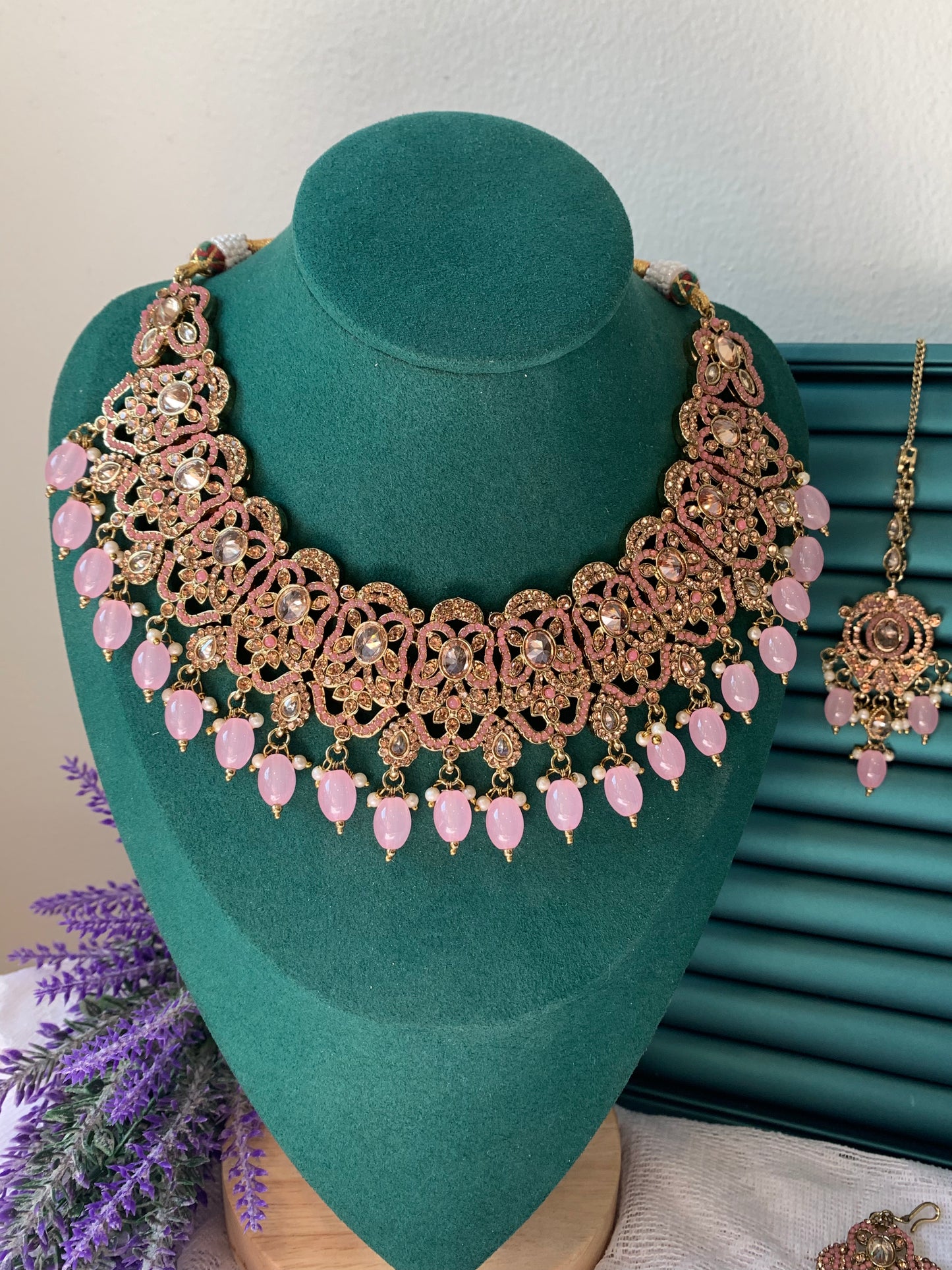 Charul necklace set in pink