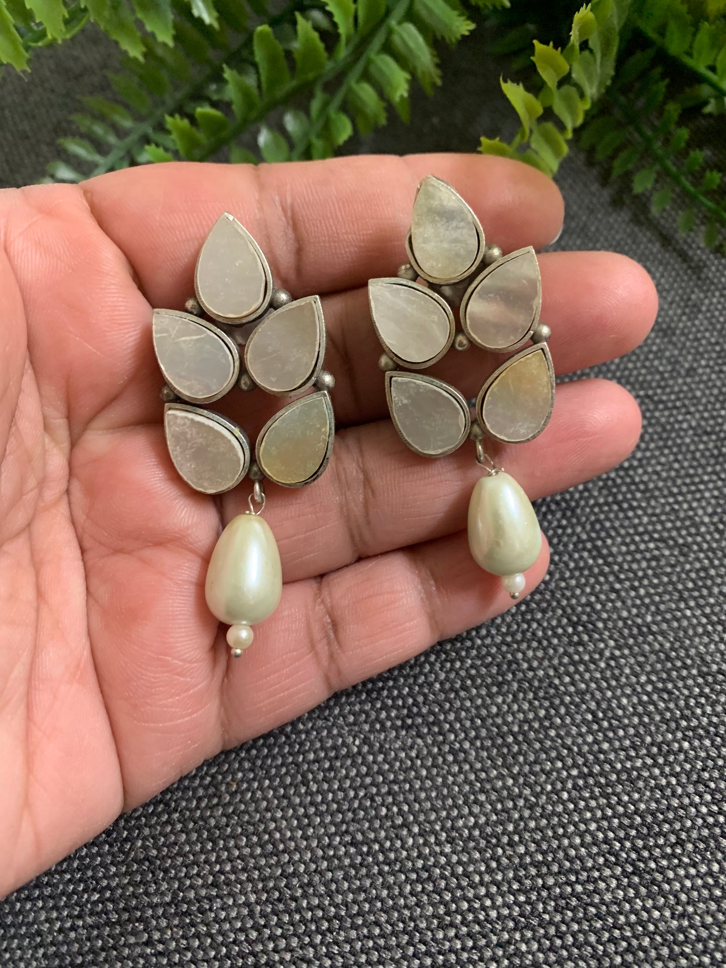 Black metal oxi mop (mother of pearl) earring