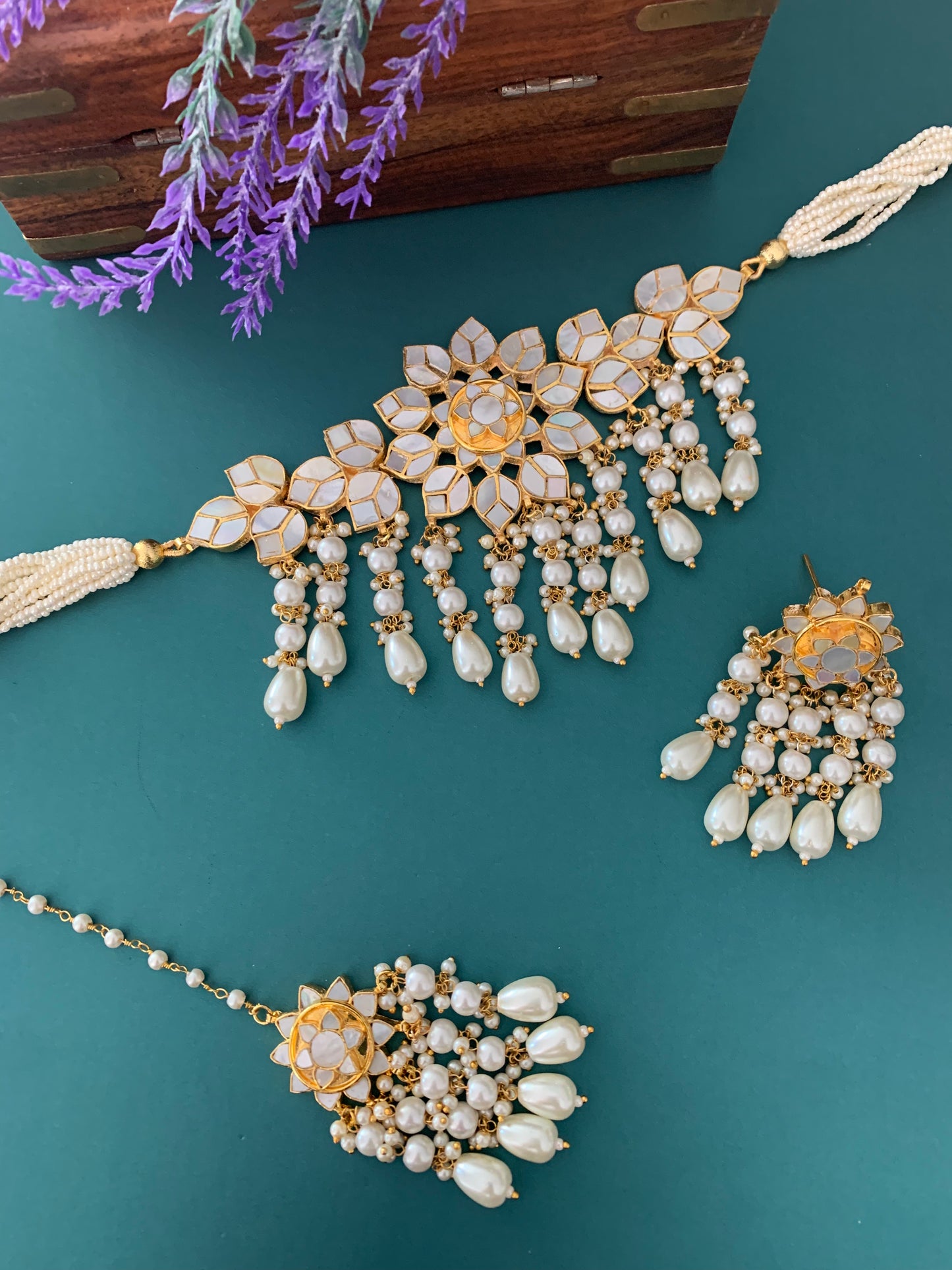 Mother of pearl (mop) kundan choker Sunny