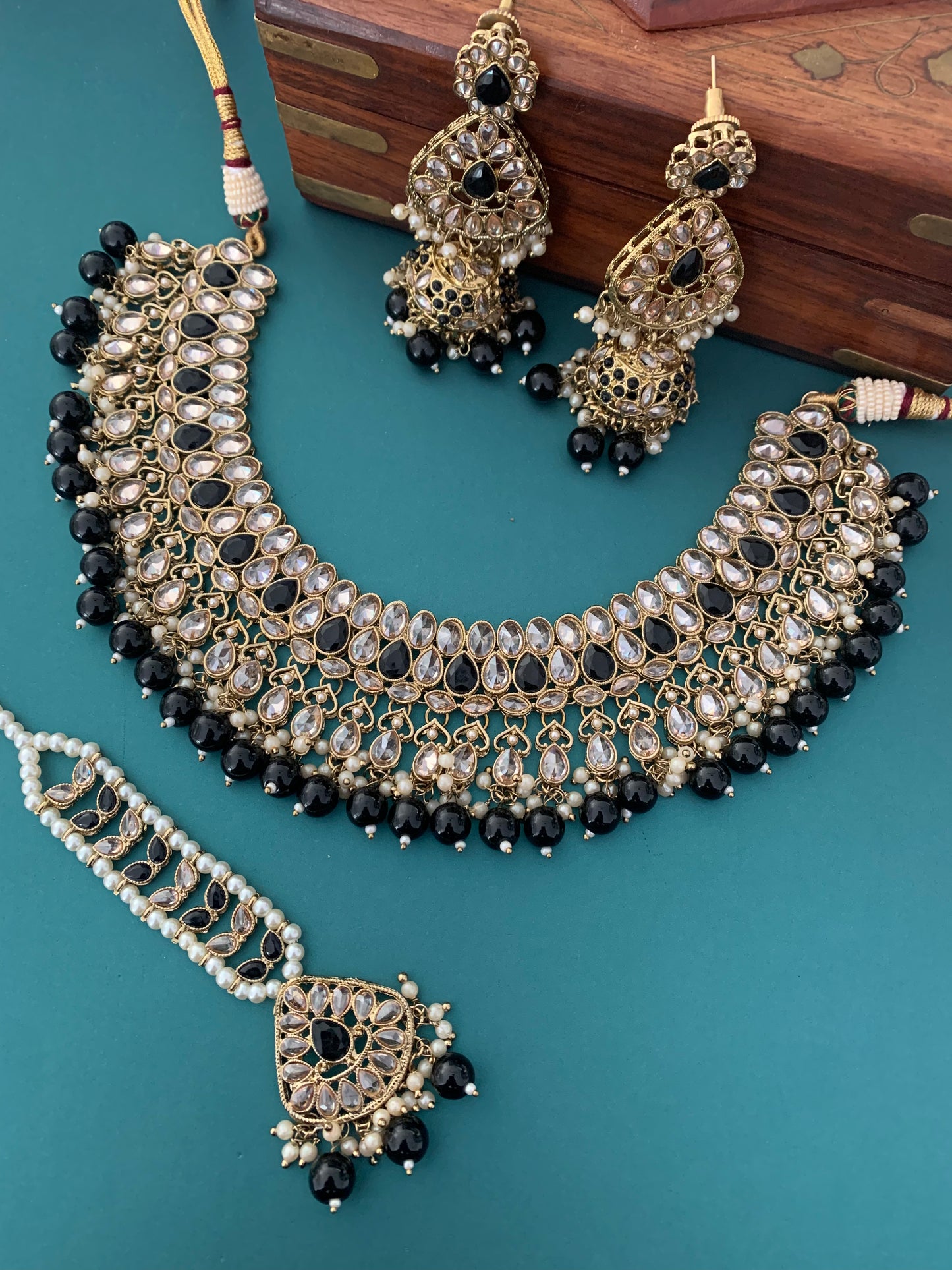 Ravina polki choker in black