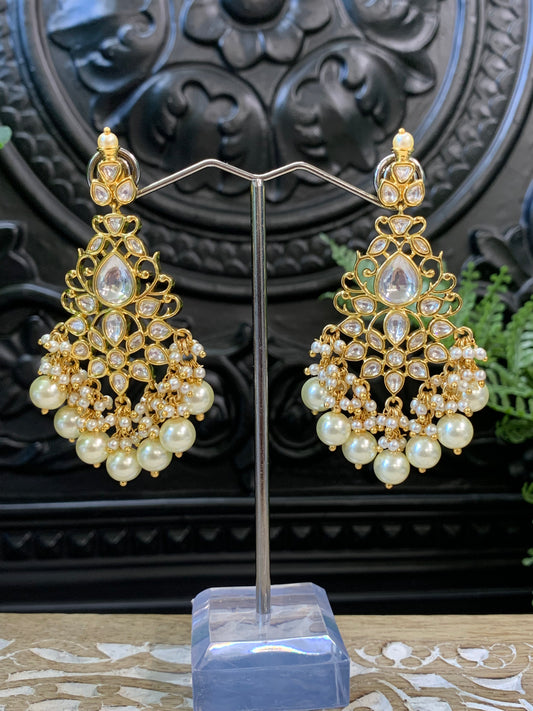 Mohua Tyaani Kundan medium earring gold / pearl