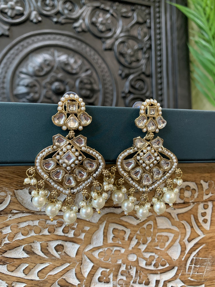 Dipti small to medium kundan earring gold pearl