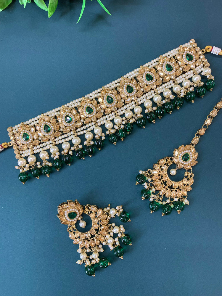 Regina kundan choker set with matching chandbali and tikka emerald green / dark green