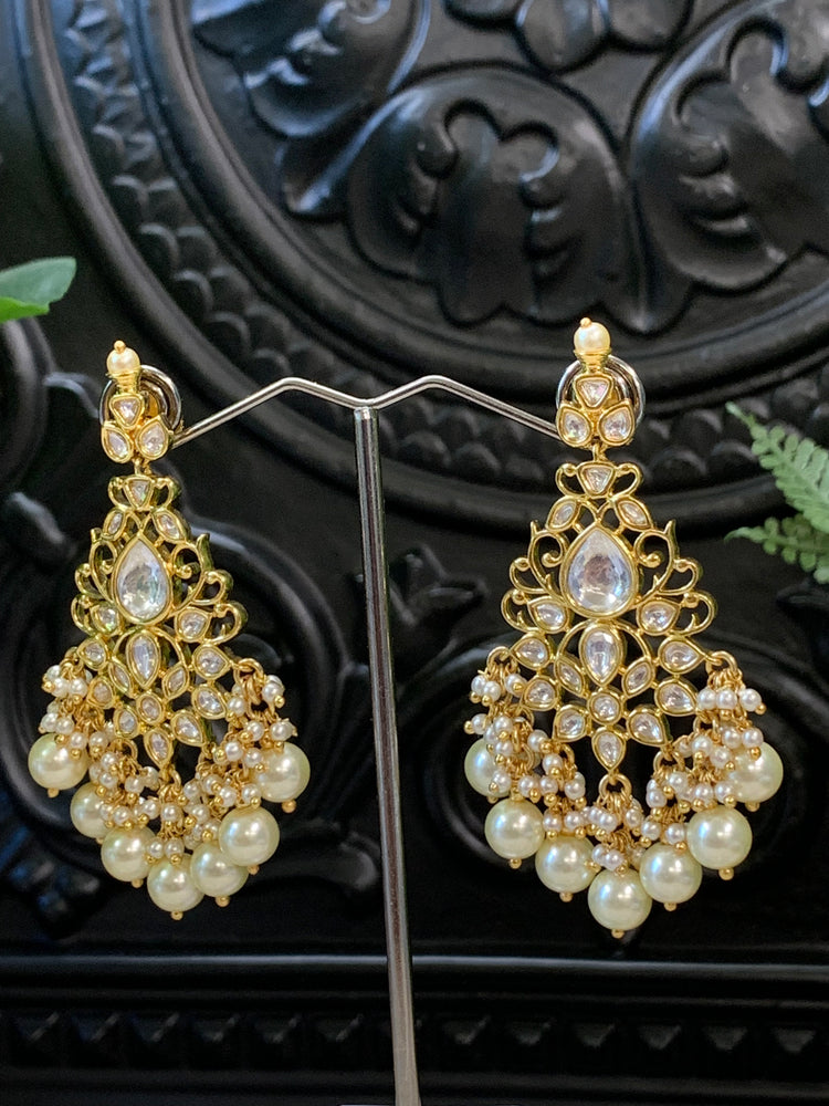 Mohua Tyaani Kundan medium earring gold / pearl