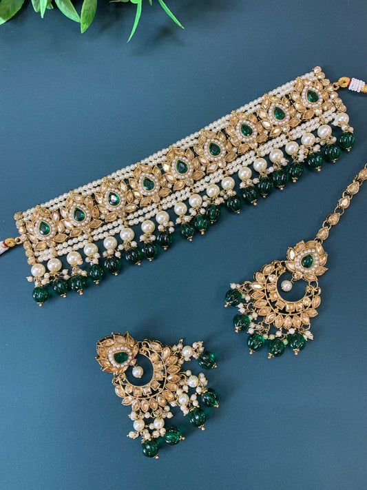 Regina kundan choker set with matching chandbali and tikka emerald green / dark green