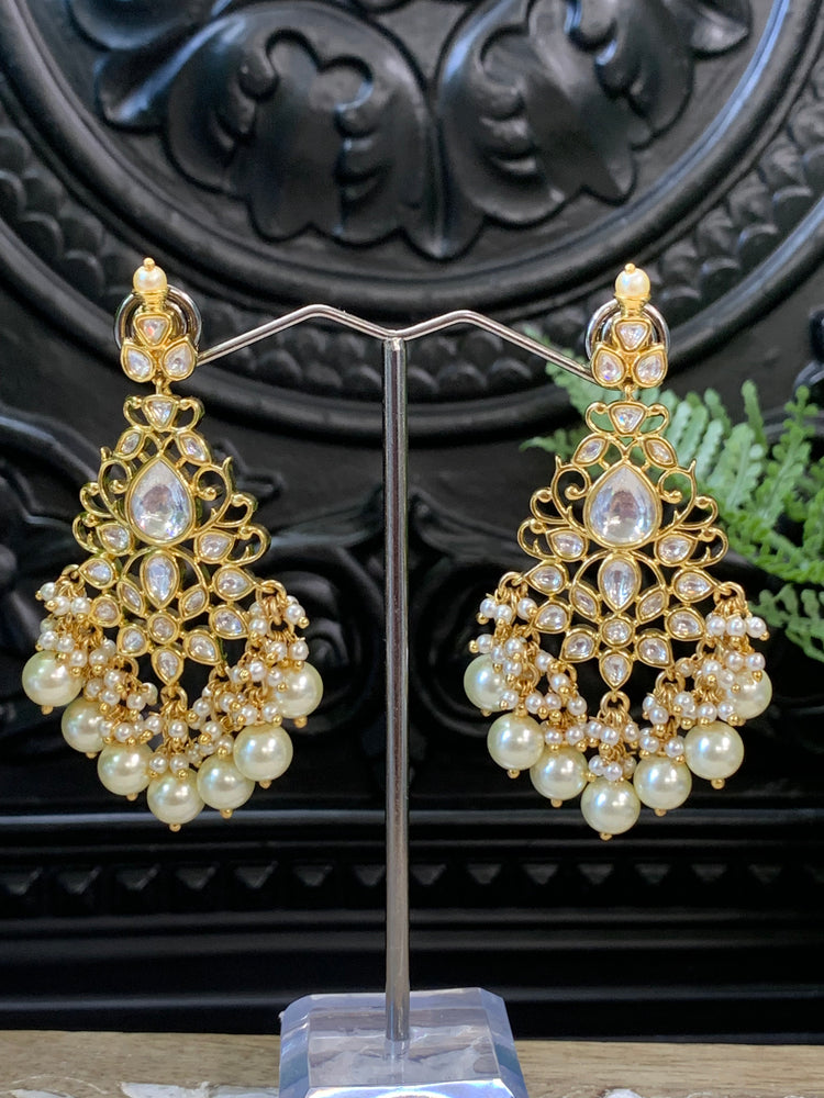 Mohua Tyaani Kundan medium earring gold / pearl