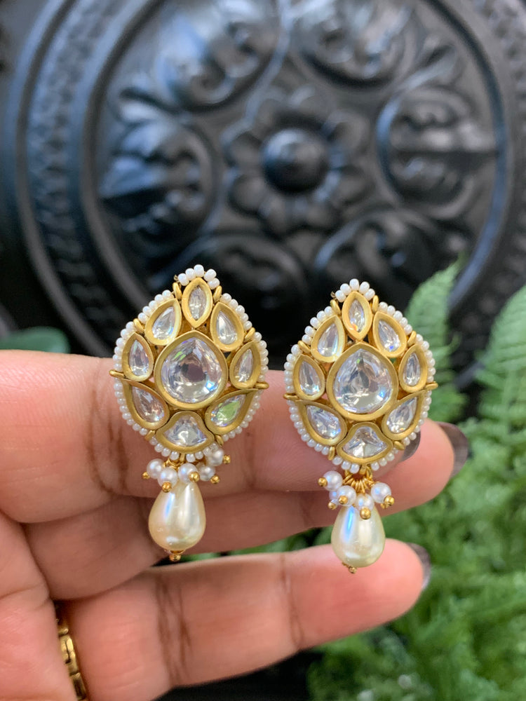 Mumu Tyaani Kundan stud earring