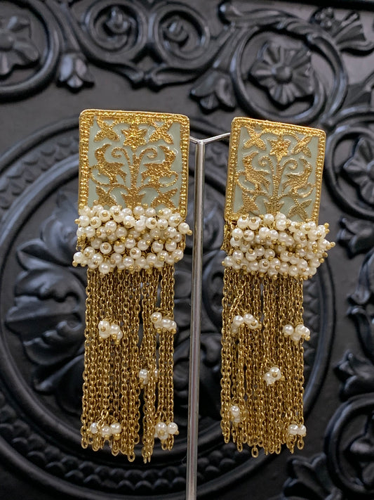 Arora Meena earring antique gold eggshell white