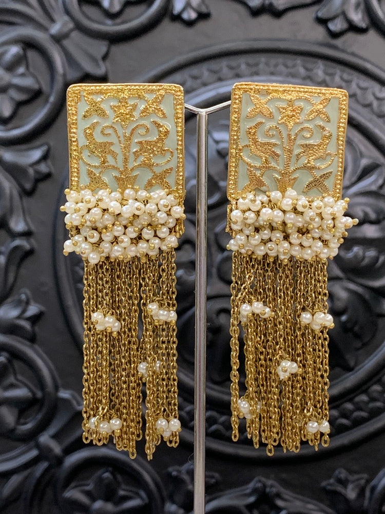 Arora Meena earring antique gold eggshell white