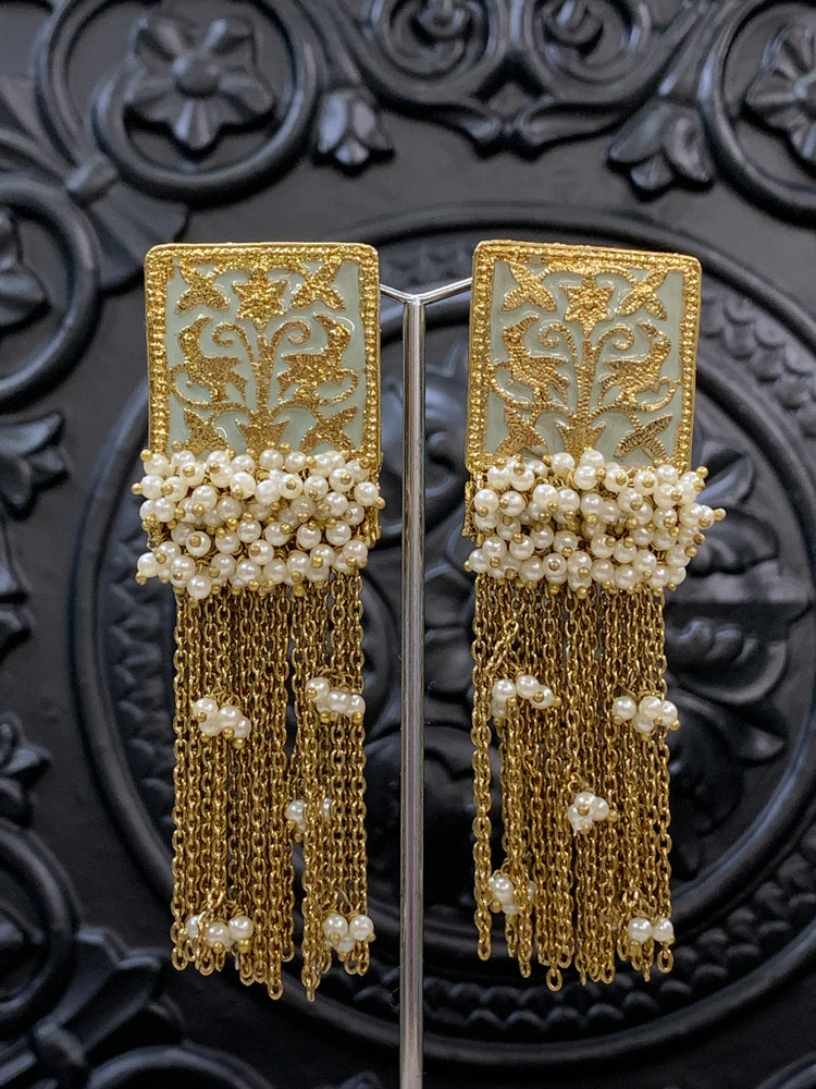 Arora Meena earring antique gold eggshell white