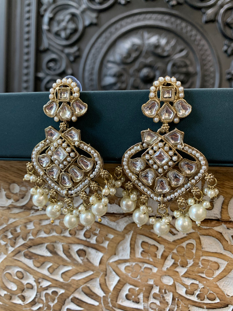 Dipti small to medium kundan earring gold pearl