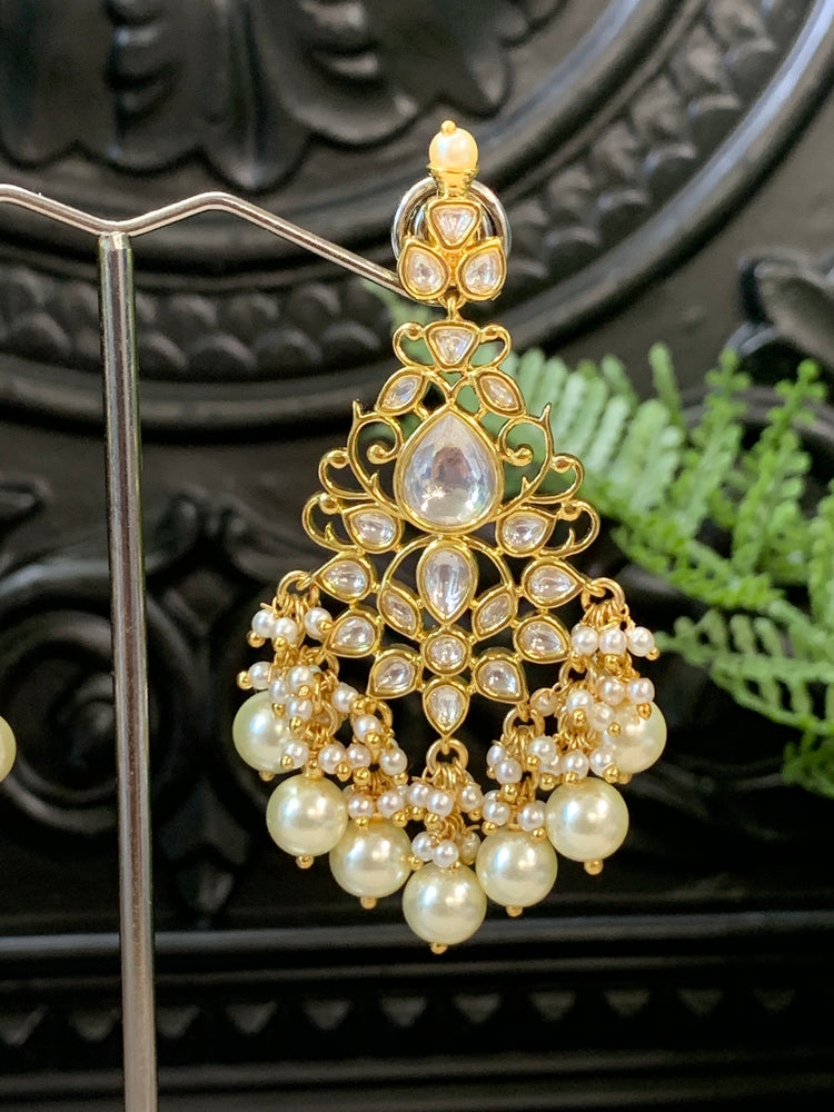 Mohua Tyaani Kundan medium earring gold / pearl