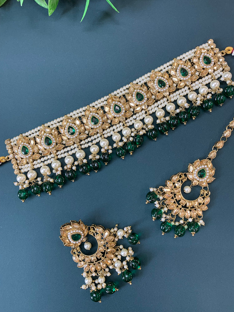 Regina kundan choker set with matching chandbali and tikka emerald green / dark green