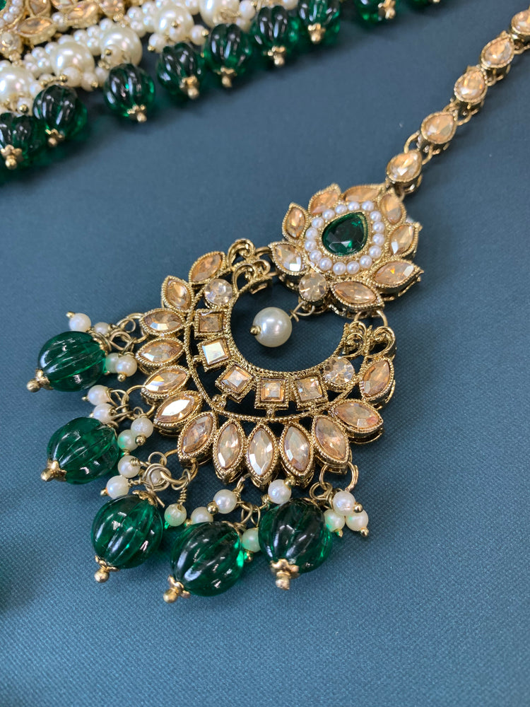 Regina kundan choker set with matching chandbali and tikka emerald green / dark green