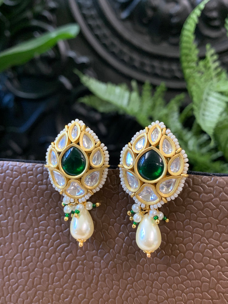 Mumu Tyaani Kundan stud earring emerald green