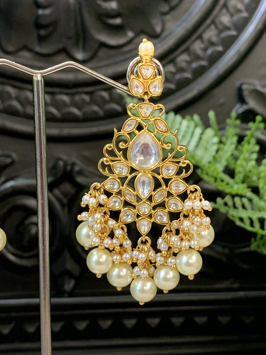 Mohua Tyaani Kundan medium earring gold / pearl