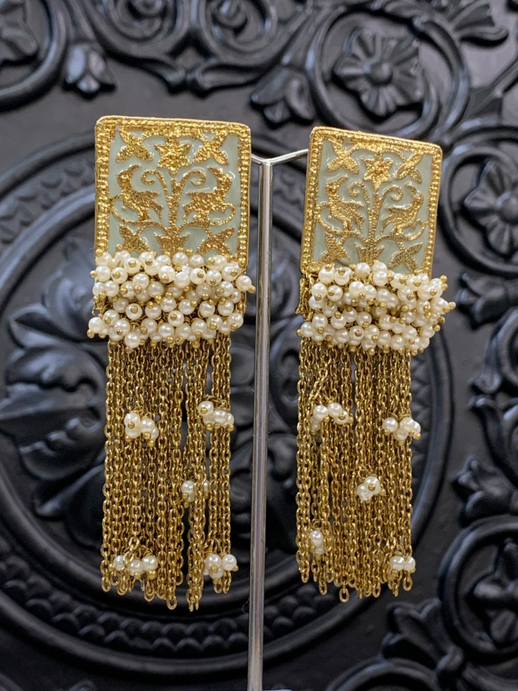 Arora Meena earring antique gold eggshell white