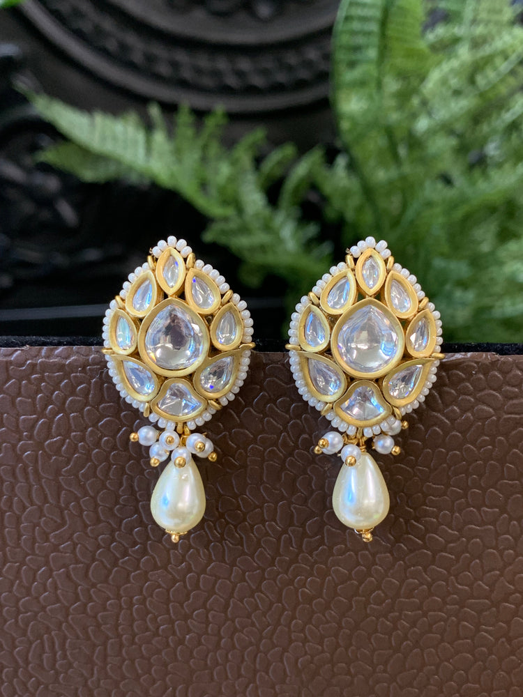 Mumu Tyaani Kundan stud earring