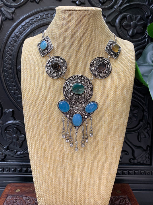 Black metal oxi with natural stone setting