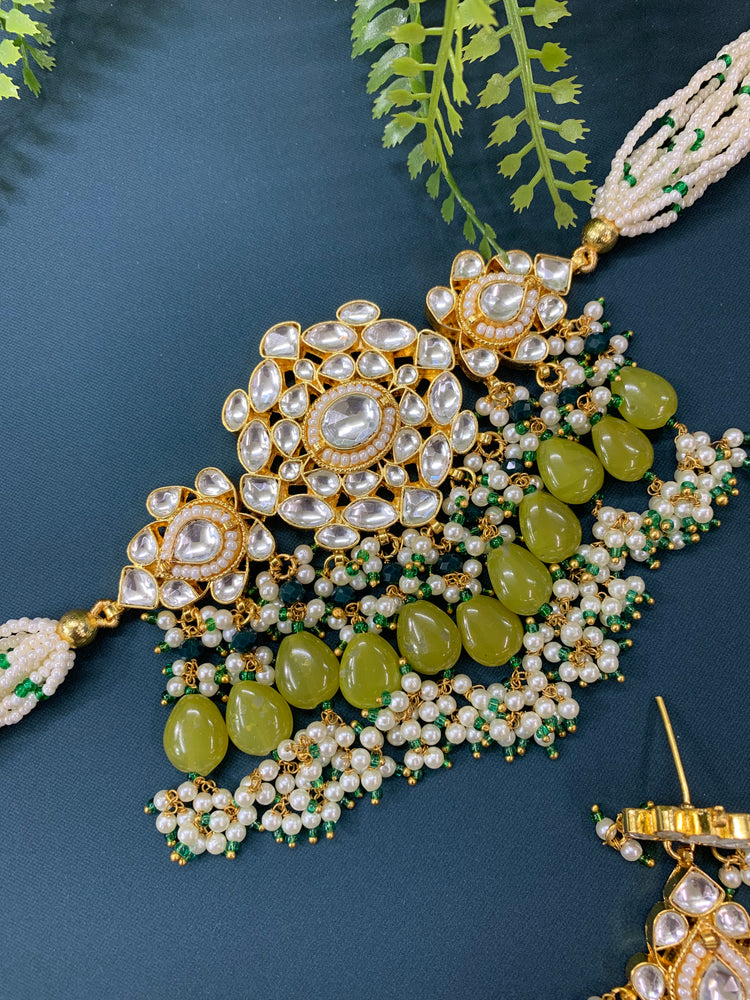 Maisha  pachi kundan choker in gold / olive / mahendi green