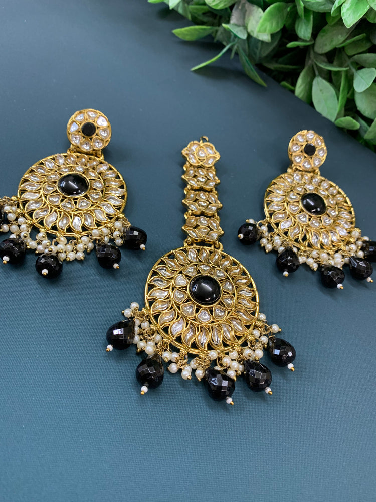 Aayrah kundan earring tikka set black