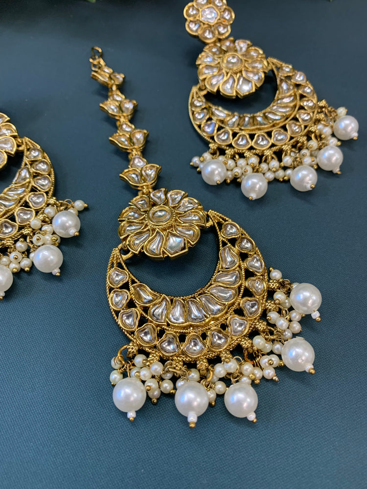 Manjot  kundan earring tikka set pearl / gold