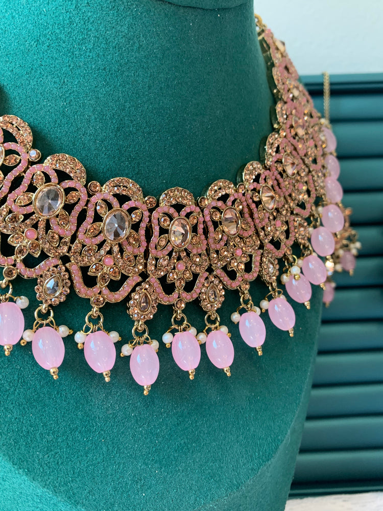 Charul necklace set in pink