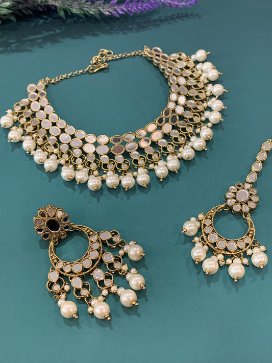 White pearl choker necklace Toni