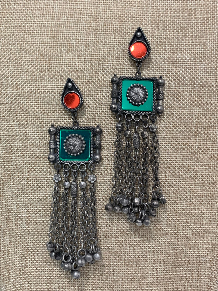 Black metal oxi earring with afgani details