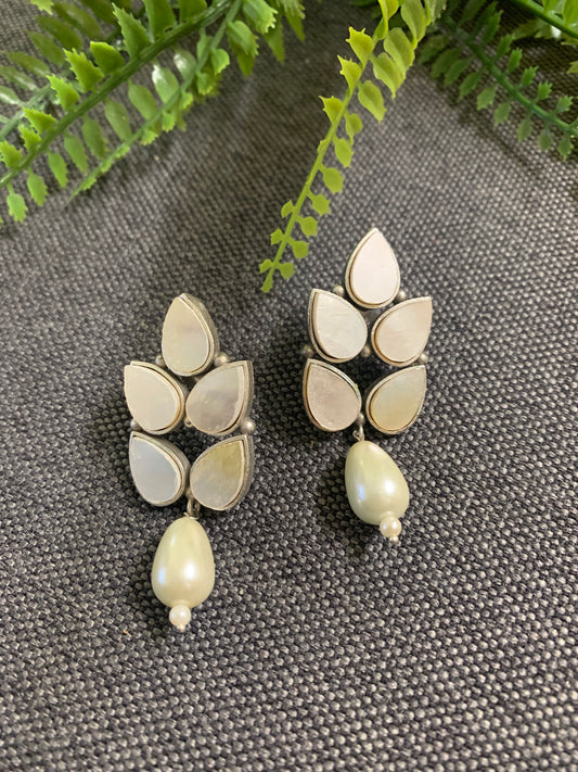 Black metal oxi mop (mother of pearl) earring